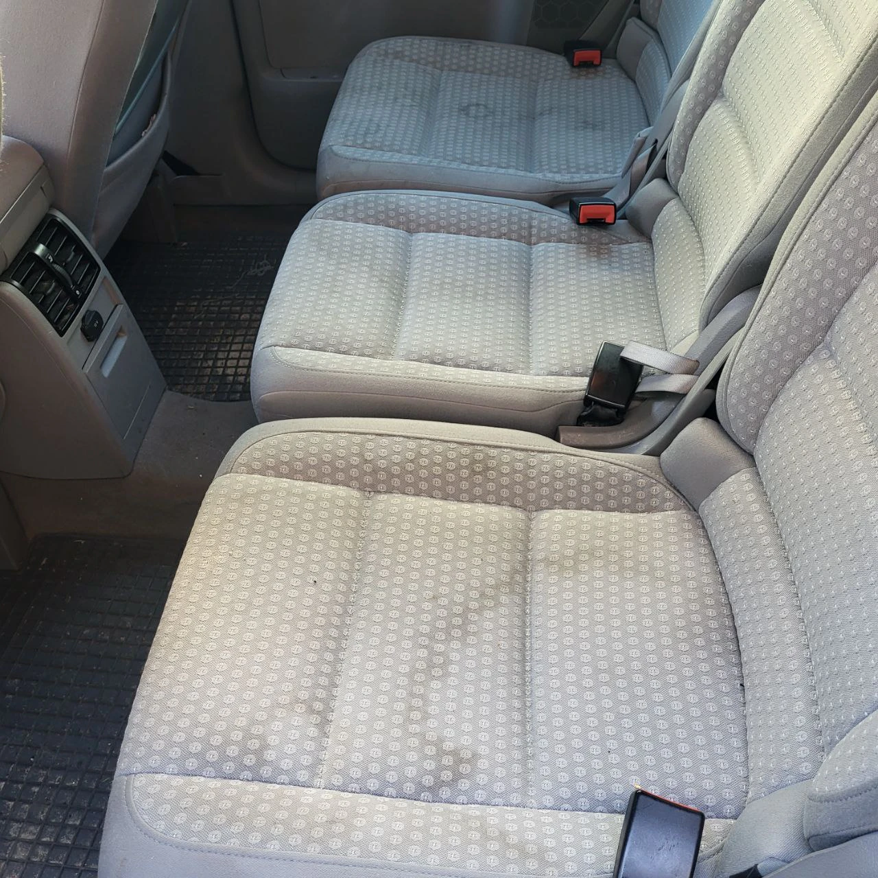 Kanapa samochodowa przed praniem tapicerki